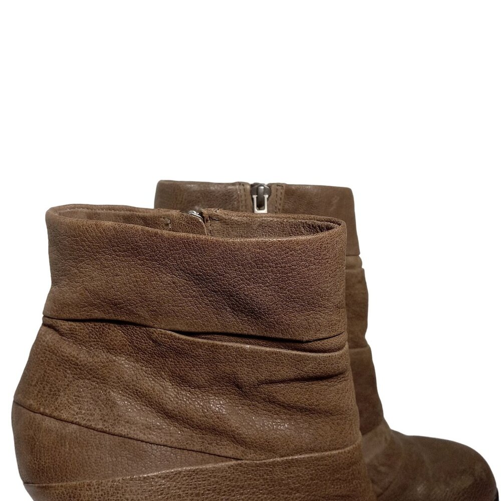 Vince Camuto Belta Ankle Boots Taupe Brown Sz 8.5 Stacked Heel Zipper Pleated - Picture 5 of 16